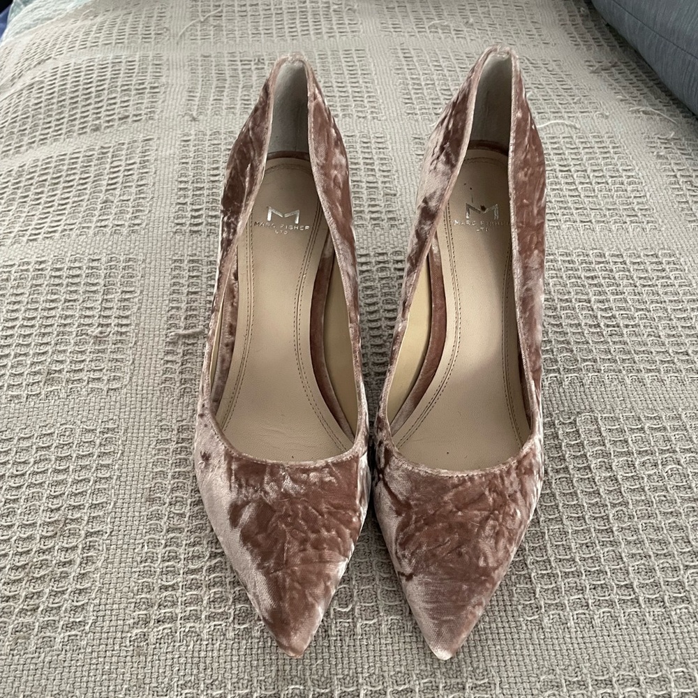 Marc Fisher blush pink suede pump